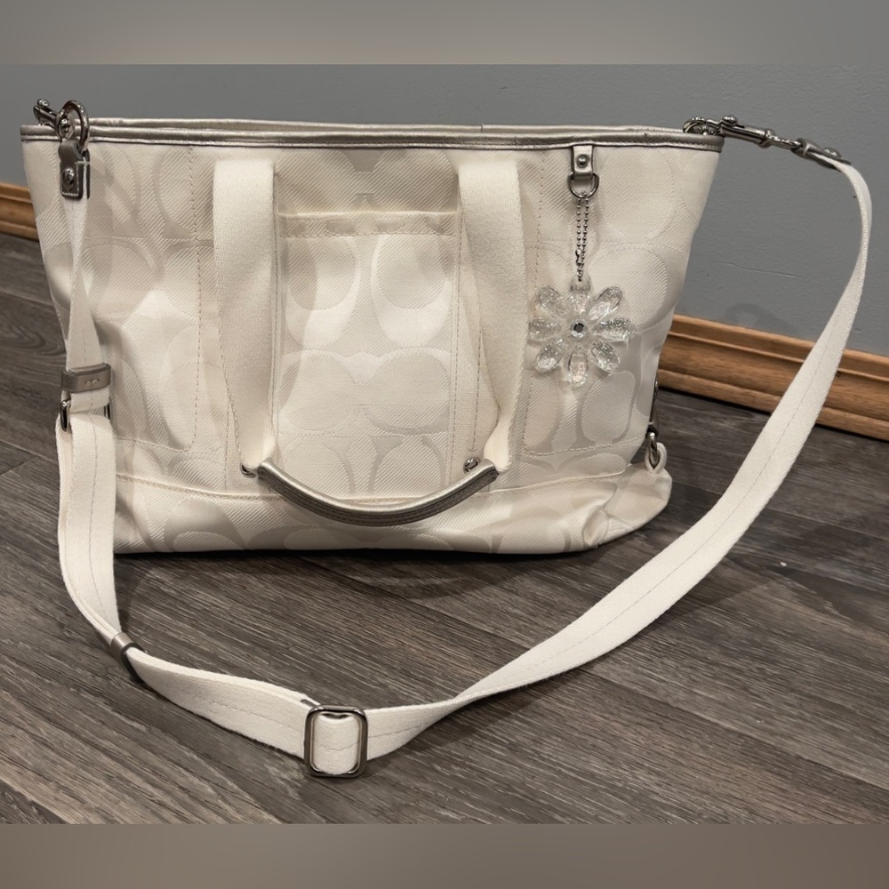 Preowned Coach Large Daisy Signature C Crossbody/Shoulder Bag. No. B1276-F19712